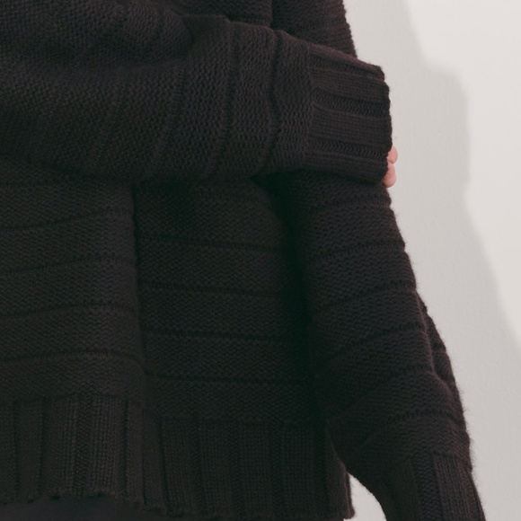 Everlane The Oversized Turtleneck in Luxe Merino in Black, Size X-Small - Picture 5 of 12